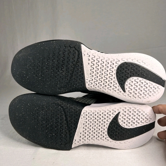 Nike Black and White Athletic Shoes main image 7